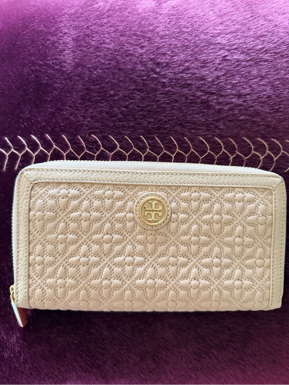 Tory Burch Quilted Cream Zip Wallet with Gold Logo
